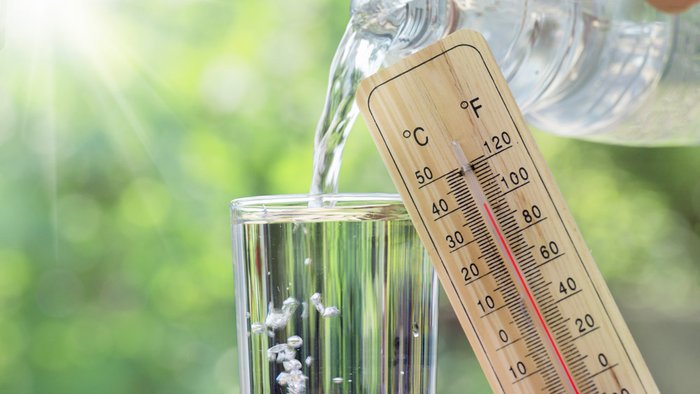 Thermometer und Wasserglas